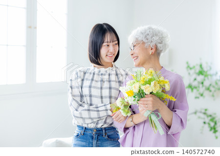 在敬老日，孫輩送上一束鮮花。 140572740