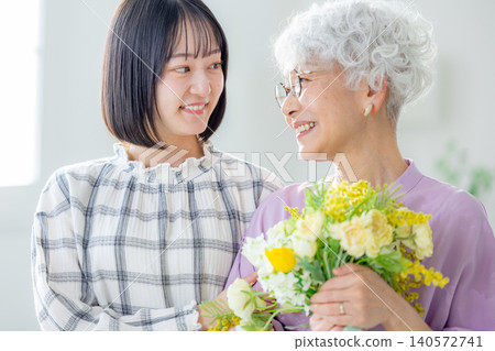 在敬老日，孫輩送上一束鮮花。 140572741