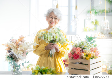 Senior women with flowers Senior women with flowers 140572744