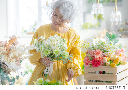 Senior women with flowers Senior women with flowers 140572745