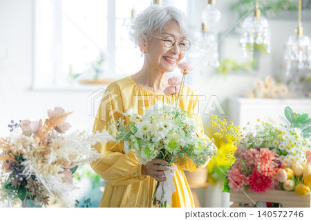 Senior women with flowers Senior women with flowers 140572746