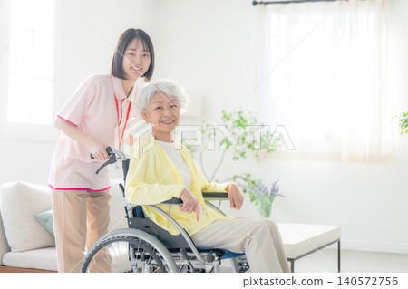 微笑的高級婦女和護理人員 140572756