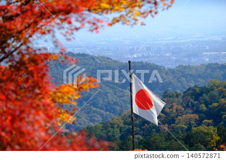 秋季的山脈和日本國旗 秋季的山脈和日本國旗 140572871