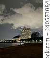 從海灘眺望福岡PayPay巨蛋和飯店的夜景。 140573084