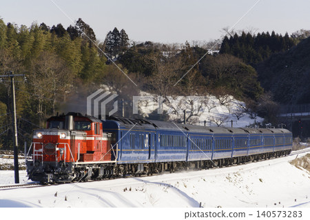 運行於山陰本線的出雲號臥舖特快列車 運行於山陰本線的出雲號臥舖特快列車 140573283