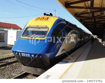 一列現代列車停靠在月台上——這是一個安靜的時刻,預示著一段旅程的開始。 一列現代列車停靠在月台上——這是一個安靜的時刻,預示著一段旅程的開始。 140573762