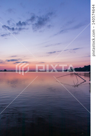 夕陽西下,多哥湖籠罩在一片絢麗的色彩中,呈現出寧靜的傍晚景色。 夕陽西下,多哥湖籠罩在一片絢麗的色彩中,呈現出寧靜的傍晚景色。 140574644