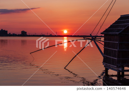 夕陽西下，多哥湖籠罩在一片絢麗的色彩中，呈現出寧靜的傍晚景色。 140574646