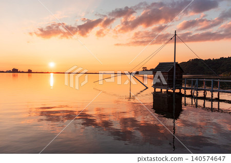 夕陽西下,多哥湖籠罩在一片絢麗的色彩中,呈現出寧靜的傍晚景色。 夕陽西下,多哥湖籠罩在一片絢麗的色彩中,呈現出寧靜的傍晚景色。 140574647