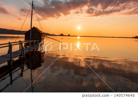 夕陽西下,多哥湖籠罩在一片絢麗的色彩中,呈現出寧靜的傍晚景色。 夕陽西下,多哥湖籠罩在一片絢麗的色彩中,呈現出寧靜的傍晚景色。 140574648