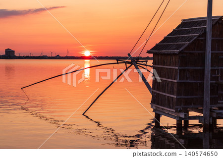 夕陽西下，多哥湖籠罩在一片絢麗的色彩中，呈現出寧靜的傍晚景色。 140574650