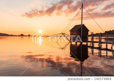 夕陽西下,多哥湖籠罩在一片絢麗的色彩中,呈現出寧靜的傍晚景色。 夕陽西下,多哥湖籠罩在一片絢麗的色彩中,呈現出寧靜的傍晚景色。 140574668