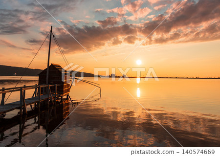夕陽西下,多哥湖籠罩在一片絢麗的色彩中,呈現出寧靜的傍晚景色。 夕陽西下,多哥湖籠罩在一片絢麗的色彩中,呈現出寧靜的傍晚景色。 140574669