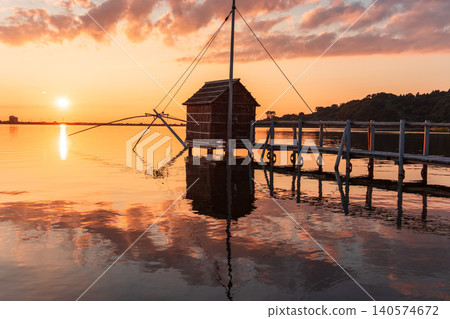 夕陽西下,多哥湖籠罩在一片絢麗的色彩中,呈現出寧靜的傍晚景色。 夕陽西下,多哥湖籠罩在一片絢麗的色彩中,呈現出寧靜的傍晚景色。 140574672