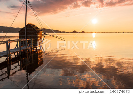 夕陽西下,多哥湖籠罩在一片絢麗的色彩中,呈現出寧靜的傍晚景色。 夕陽西下,多哥湖籠罩在一片絢麗的色彩中,呈現出寧靜的傍晚景色。 140574673