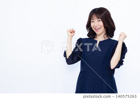 A working woman making a victory pose 140575263
