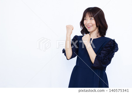 一位職業婦女擺出勝利姿勢 一位職業婦女擺出勝利姿勢 140575341