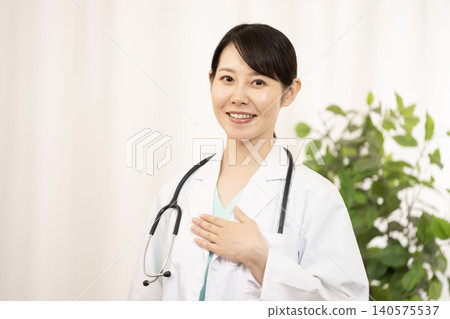 女醫生把手放在胸口 女醫生把手放在胸口 140575537