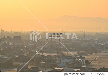 冉冉升起的太陽、彌彥大鳥居以及彌彥（新潟縣彌彥村）的城鎮風光 140575582