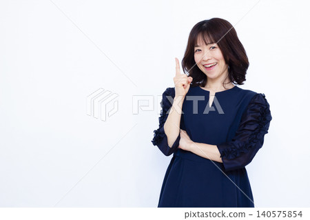 一位職業婦女舉起她的食指 140575854