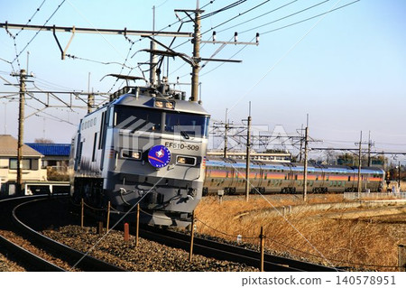 「仙后座號」臥舖特快列車…由EF510型電力機車牽引的E26系列客車車廂。 140578951
