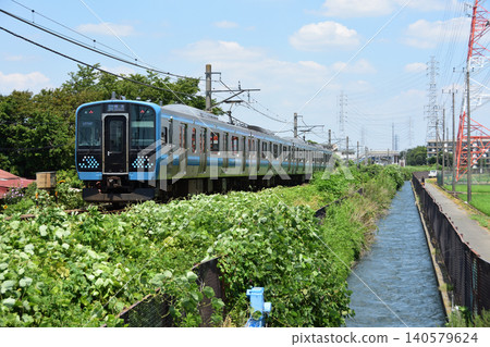JR相模線E131系列列車沿著灌溉渠道運行。 JR相模線E131系列列車沿著灌溉渠道運行。 140579624