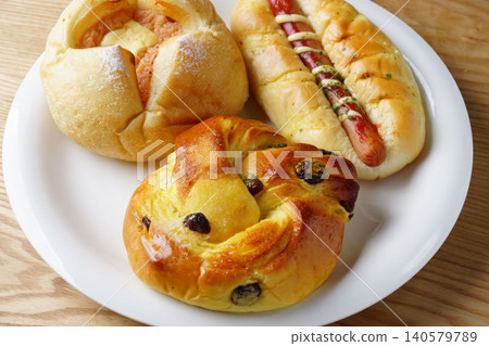 Sweet bread, cooked bread Sweet bread, cooked bread 140579789