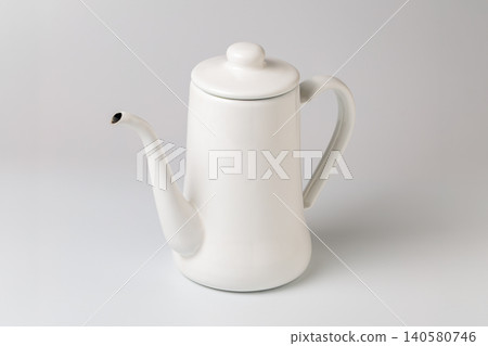 白色背景上的搪瓷滴水壺的對角線構圖。 140580746