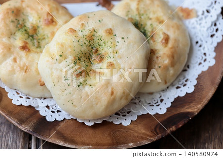 用米粉和豆腐製作的無麩質自製起司麵包 用米粉和豆腐製作的無麩質自製起司麵包 140580974