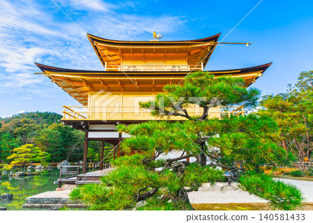 京都金閣寺在秋天 140581433