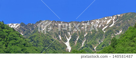 從立山黑部阿爾卑斯山脈路線上的荻澤站眺望北阿爾卑斯山脈 140581487