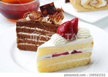 Strawberry shortcake, chocolate cake 140581552