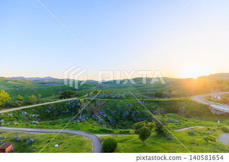 山口縣峰市，秋吉台高原與初夏的旭日 140581654