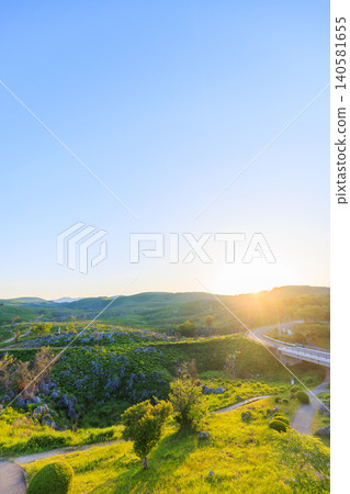山口縣峰市,秋吉台高原與初夏的旭日 山口縣峰市,秋吉台高原與初夏的旭日 140581655