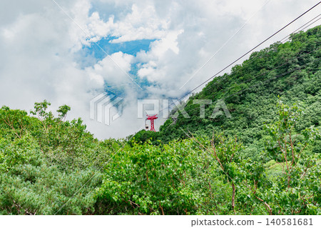 中央阿爾卑斯山駒岳索道和雲海 中央阿爾卑斯山駒岳索道和雲海 140581681