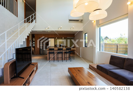 現代客廳內部景觀,擁有高挑的天花板。 現代客廳內部景觀,擁有高挑的天花板。 140582138