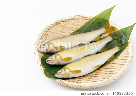 一條香魚放在白色背景上的竹籃裡。 140583330