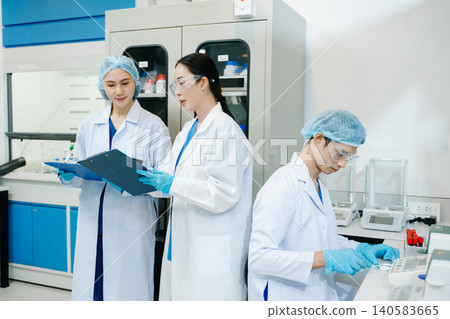 Team scientist or medical technician working, having a medical discuss meeting with an Asian senior female scientist supervisor Team scientist or medical technician working, having a medical discuss meeting with an Asian senior female scientist supervisor 140583665