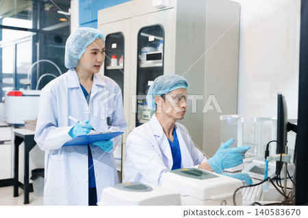 Team scientist or medical technician working, having a medical discuss meeting with an Asian senior female scientist supervisor Team scientist or medical technician working, having a medical discuss meeting with an Asian senior female scientist supervisor 140583670