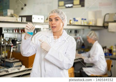 Shot of an young woman using equipment to work in a laboratory 140584552