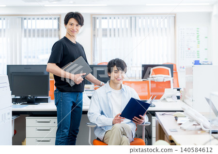 在辦公室工作的商務人士 在辦公室工作的商務人士 140584612