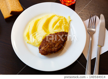 Roast meat cutlet with mashed potatoes Roast meat cutlet with mashed potatoes 140584914
