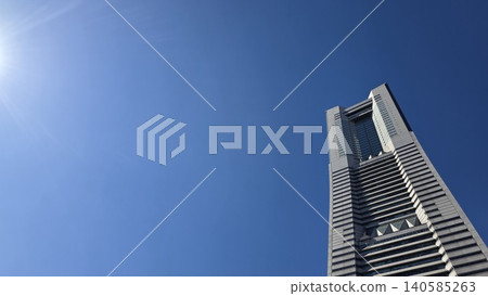 陽光明媚的橫濱地標塔 陽光明媚的橫濱地標塔 140585263