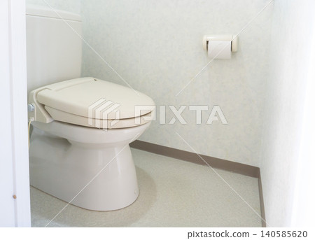 Tank-type toilet, old toilet bowl, before renovation, apartment. 140585620