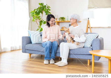 家庭-一位女士抱著一隻吉娃娃 家庭-一位女士抱著一隻吉娃娃 140585625