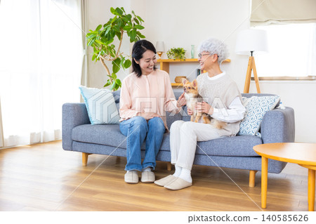 家庭-一位女士抱著一隻吉娃娃 家庭-一位女士抱著一隻吉娃娃 140585626