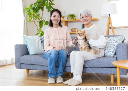 家庭-一位女士抱著一隻吉娃娃 家庭-一位女士抱著一隻吉娃娃 140585627