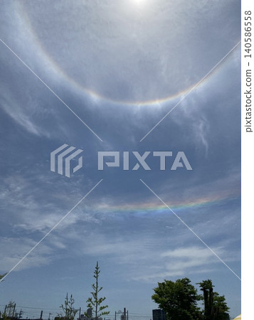 太陽周圍出現了一圈光環，天空呈現出彩虹的顏色。 140586558