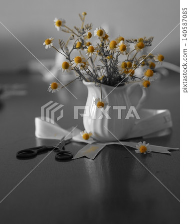 Monochrome chamomile flowers Monochrome chamomile flowers 140587085