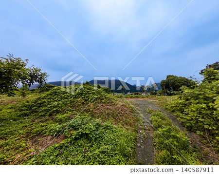 愛媛郡新居濱市,初夏時節,寧靜的鄉村景色和美麗的溪流風光盡收眼底。 愛媛郡新居濱市,初夏時節,寧靜的鄉村景色和美麗的溪流風光盡收眼底。 140587911
